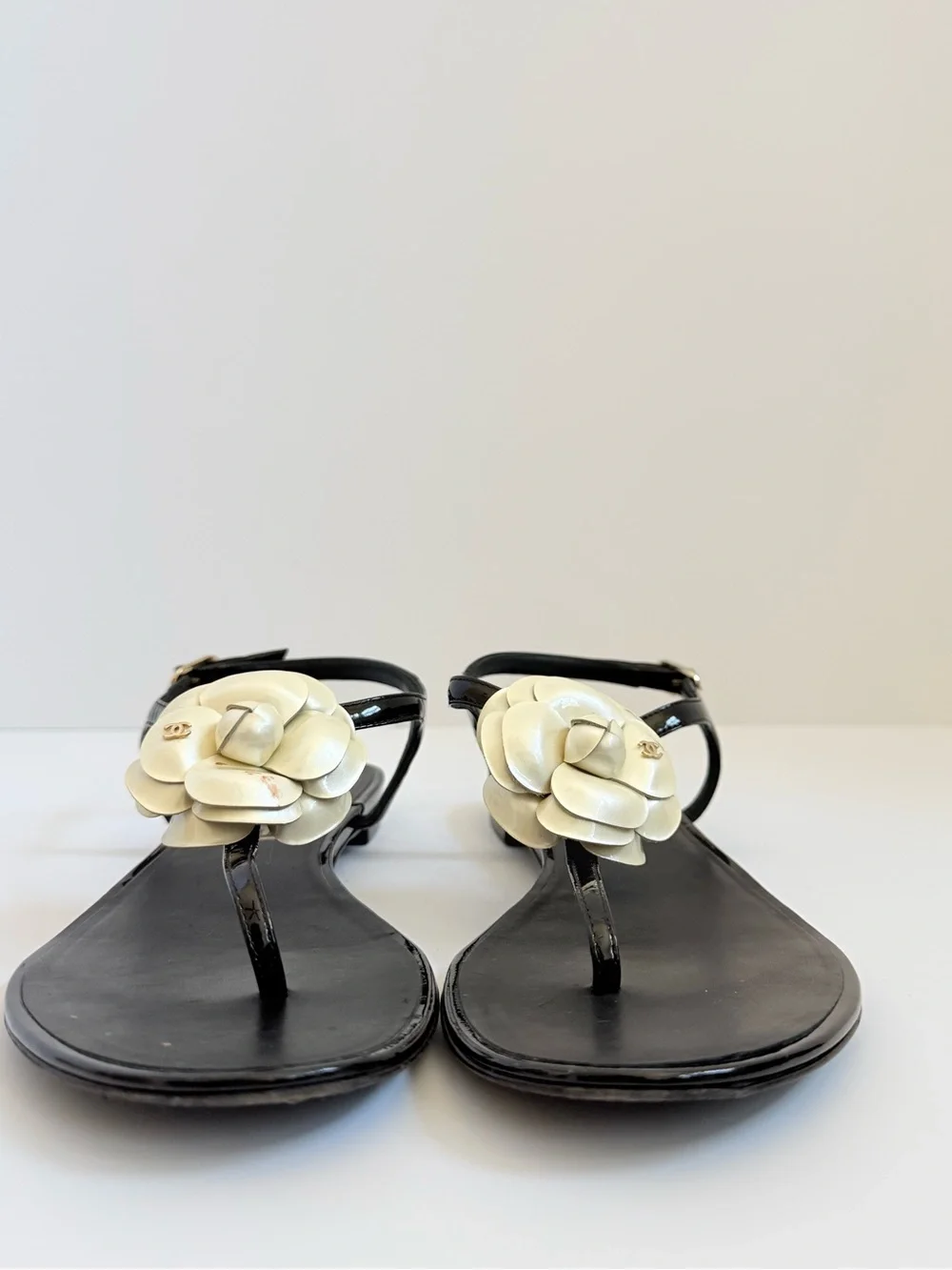 CHANEL Black Patent Leather Ivory Camellia Flower Flat Thong Sandals EU 37.5